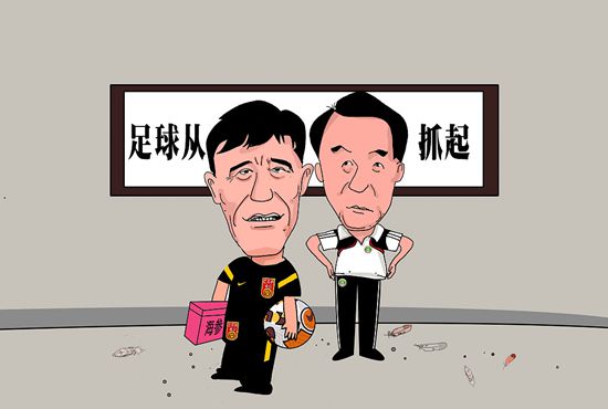 男方穿上黑色西装，女方一套金色中式婚纱胸前一层薄纱，隐约露出心口。