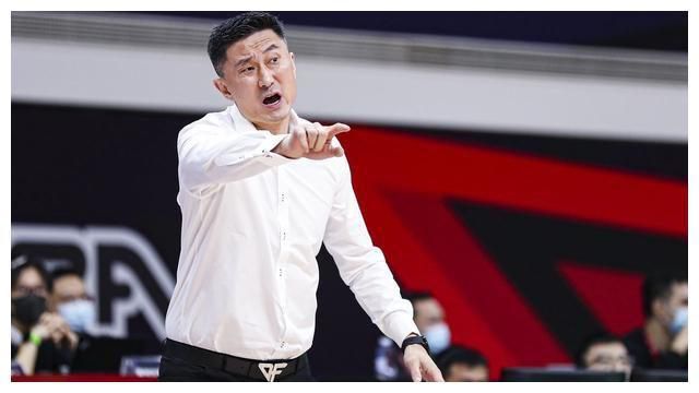 于适：我觉得是一个镖人中的镖人，我除了在准备动作以外，其实竖的这个角色，他比较有意思，就是因为他这个人物的特质很鲜明，他就是那样的一个人，白头发。