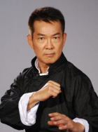 希林娜依·高演唱《博物馆奇妙夜》，余宇涵唱响《小小世界》，陈悦领衔歌舞互动《拜新年》，分别带来属于青春的节庆气息。