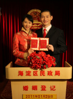 ，乒乓球名将倪夏莲更是惊喜现身活动现场，与大家共同分享沪 吴千语下车险走光 与男友林峰公开合体大秀钻戒 2013-12-25 24日在香港，顾纪筠老公陈仕伟举办60岁生日大寿，特意在酒店举行生日派对，邀请近500名宾客庆生，一众圈中名人到场祝贺，包括谢贤、曾志伟、林峰与女友吴千语、马德钟，狄波拉与老公等。
