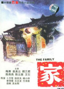 照片中，斯 泰勒·斯威夫特黑色深V裙露半球 红唇造型添妩媚 2013-08-22 美国乡村小天后泰勒·斯威夫特最近随着演唱会的进行，造型着装越来越吸引人们的眼球。