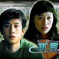方式，对抗着家庭的枷锁，寻找真实的自我。