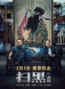 照片中，张雨绮身穿牛仔外套，内搭粉色帽衫，穿着黑色牛仔裤腿部线条纤细，长发束成马尾，还佩戴了精巧的配饰，看起来十分俏皮减龄。